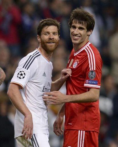 Xabi Alonso (l) with fellow Spaniard Javi Martínez in a match between Real Madrid and Bayern Munich.