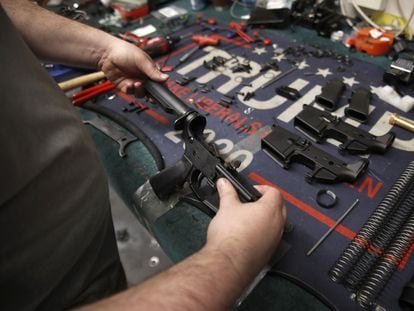 A worker assembles an AR-15 rifle at a weapons factory in Utah (USA), in 2021.