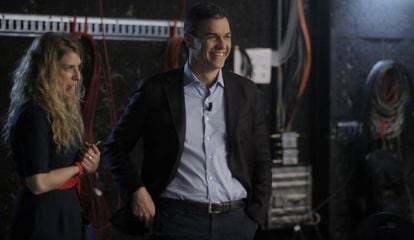 Pedro Sánchez, the Socialist nominee, with his communications director on the set of Cuatro.