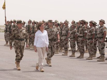 A pregnant Carme Chacón inspects Spanish troops.