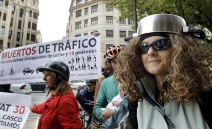 Cyclists protest against the helmet plan in Valencia.