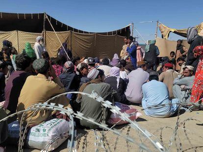 Afghan people wait to cross the border into Afghanistan, following Pakistan's order for all illegal migrants to leave the country at the Pakistan-Afghanistan border in Chaman, Pakistan, 17 October 2023.