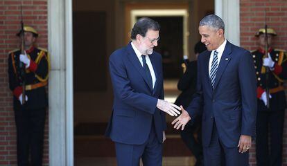 Spanish acting prime minister Mariano Rajoy and US President Barack Obama shake hands outside La Moncloa.