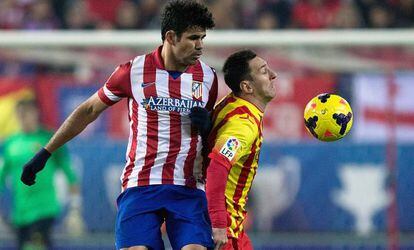 Diego Costa (l) of Atl&eacute;tico Madrid tackles Barcelona&#039;s Lionel Messi during Saturday&#039;s 0-0 tie at the Calder&oacute;n. 