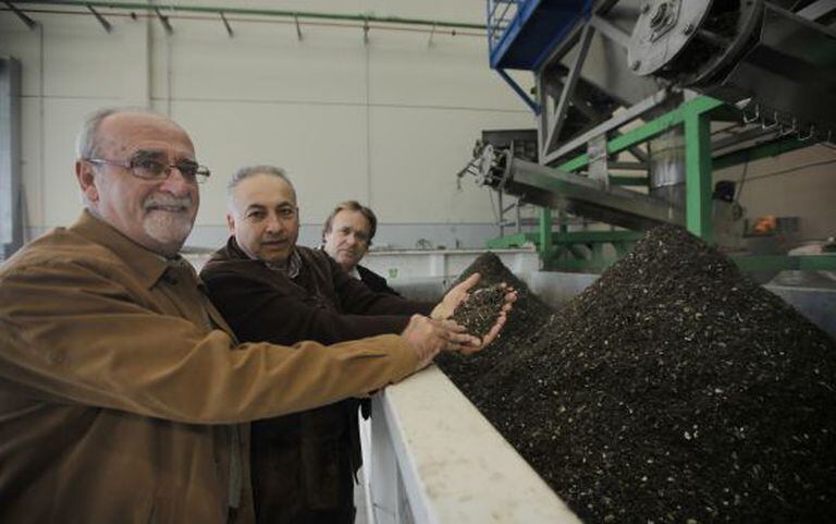 From left to right: Rivas Mayor José Masa, RivaMadrid manager José Gómez and Ecohispánica boss Jesús Marco, pictured at the pilot plant.