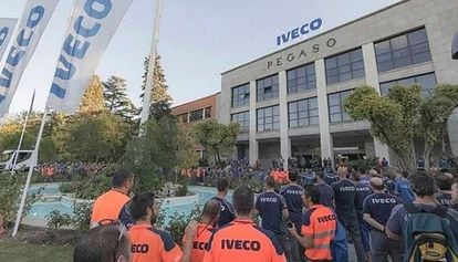 Iveco workers mourning the death of their colleague.