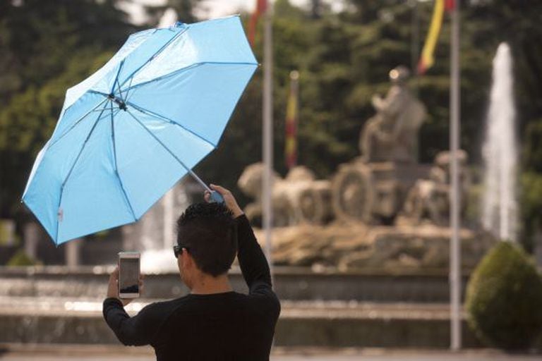 A tourist in Cibeles square in Madrid.