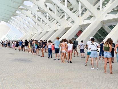 Teenagers line up to get vaccinated in Valencia.