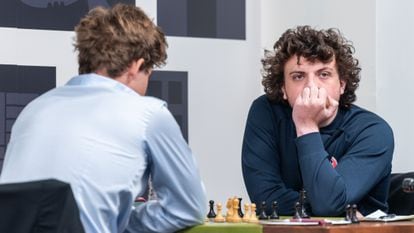 Hans Niemann (r) and Magnus Carlsen