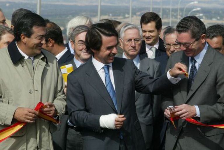 Former Prime Minister José María Aznar (c) handing the keys of the R2 highway to former Madrid Mayor Alberto Ruiz-Gallardón.