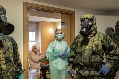 Soldiers from the Alcalá de Henares Parachute Brigade stationed on the outskirts of Madrid, arrive with their NBC (nuclear, biological and chemical) defense equipment to disinfect a seniors residence. 