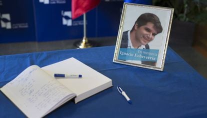 A condolence book in tribute to Ignacio Echeverría.