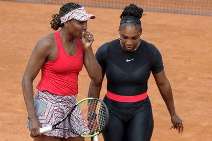 Venus and Serena, during a doubles match at Roland Garros in 2018.