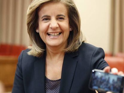 Employment Minister Fátima Báñez shares a joke with journalists on Monday.
