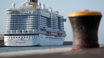 Passengers are seen onboard the Costa Smeralda cruise ship of Costa Crociere, carrying around 6,000 passengers, as it sits docked at the Italian port of Civitavecchia following a health alert due to a Chinese couple and a possible link to coronavirus, in Civitavecchia, Italy, January 30, 2020. REUTERS/Guglielmo Mangiapane