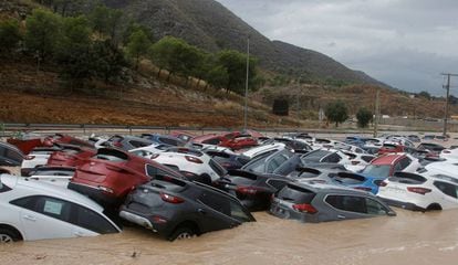 Dozens of vehicles flooded in Alicante, this Thursday.
