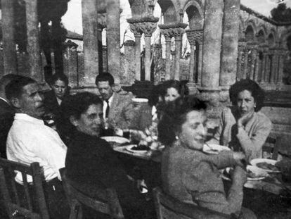 The family of restorer Juli&aacute;n Ortiz eat by the cloister in the 1930s. Juan Manuel is center-left, with a tie.