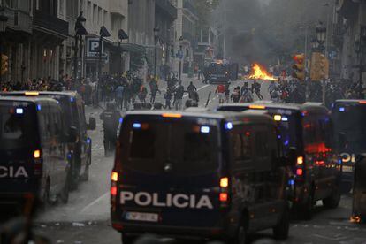 The authorities arrested four minors during the disturbances outside the National Police headquarters in Barcelona, according to a spokesperson for the force. In the photo, incidents on Friday evening in Via Laietana.