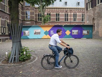 Outgoing Prime Minister of the Netherlands Mark Rutte arrives by bicycle at the Ministry of the Interior in The Hague on August 24, 2023.