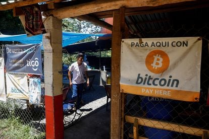 A small restaurant at El Zonte beach in Chiltiupan (El Salvador), now accepting payment in bitcoin.