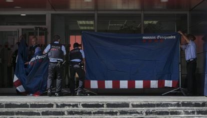The Mossos prepare for a reconstruction of the events at the police station.