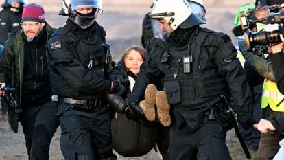 Police officers carry activist Greta Thunberg away from the edge of the Garzweiler II mine during a protest, after the clearance of Luetzerath, Germany, Tuesday, Jan. 17, 2023.