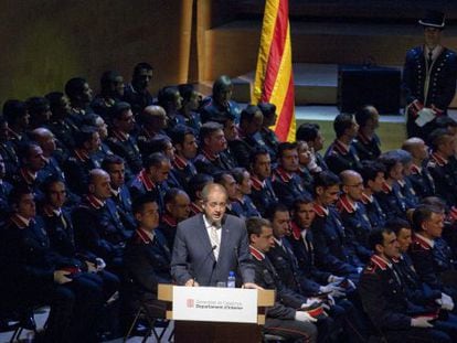 Catalan interior commissioner Felip Puig speaking to members of the Mossos regional police force.