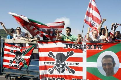 Athletic Bilbao fans see off their team at the Basque city&rsquo;s airport on Thursday. 