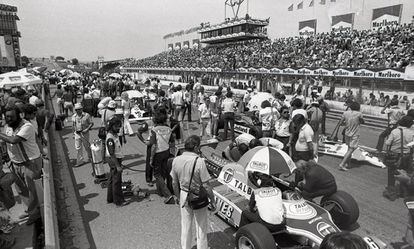 It was the last time that the Formula 1 circus would come to Madrid’s Jarama circuit. Around 70,000 spectators were in attendance on June 21, 1981, and saw the sixth and final victory for Gilles Villeneuve. The Spanish Grand Prix was, at the time, considered to be one of the best and most exciting races on the calendar since the sport took shape in the 1950s. It was the seventh race of the season. The first part was dominated by a brilliant Alan Jones, who had a spectacular race, and managed to finish seventh despite leaving the track. The second part was all about Villeneuve, who took the checkered flag ahead of five cars that, at least in theory, were faster than his.