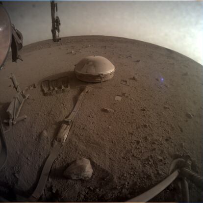 The InSight’s seismometer photographed by the ship itself on December 11, in one of its last images.