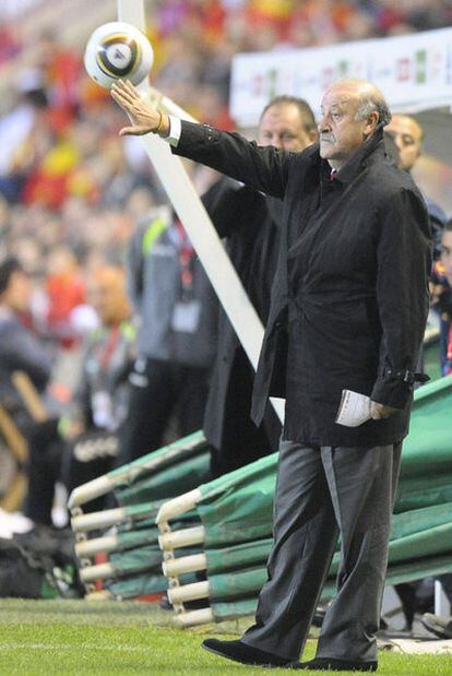 Del Bosque gives instructions during a match.