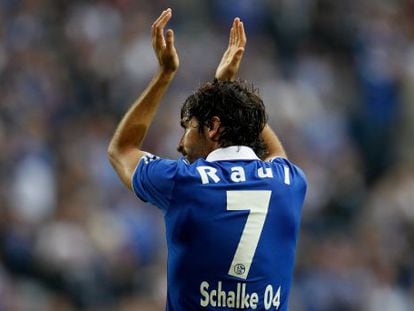 Spanish striker Ra&uacute;l says he will leave German side Schalke 04 at the end of this season.