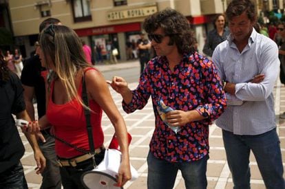 Bullfighter Morante de la Puebla tries to talk to one of the protestors in Ronda on Sunday.