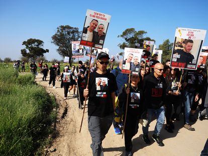 Relatives of the hostages who remain captive in Gaza, during the march from the border of the Strip to Jerusalem, on February 28.