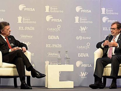 Colombia's President Juan Manuel Santos talks to PRISA's Juan Luís Cebrián.