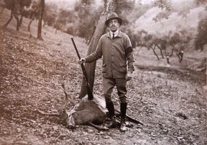 King Alfonso XIII hunting in Palma del R&iacute;o (C&oacute;rdoba province), in a 1929 photograph taken by Cecilio S&aacute;nchez del Pando. 