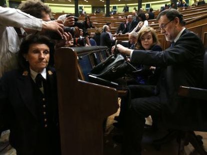 Mariano Rajoy sits next to Deputy Prime Minister Soraya Sáenz de Santamaría during Wednesday's session in Congress.