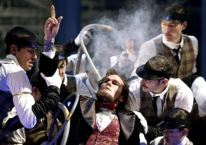 Zachary James (c), in the role of Abraham Lincoln during a moment from &acute;The Perfect American&acute; at Madrid&#039;s Teatro Real.