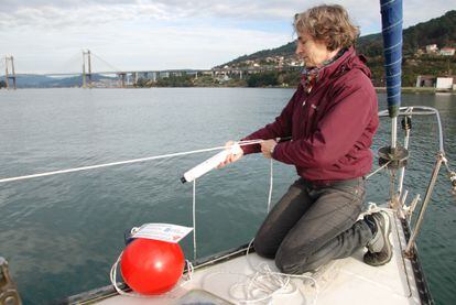 Soledad Torres-Guijarro, a professor at the University of Vigo (Galicia, Spain), at work in the Vigo River estuary.