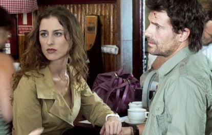 Actors Lara Grube and Rodolfo Sancho, in a scene from Antena 3 miniseries Historias robadas.