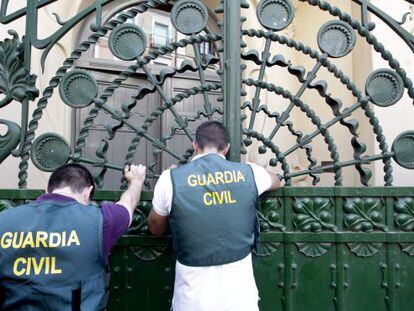 An image from the difficult days of 2011 shows civil guards outside the SGAE&#039;s Madrid headquarters.