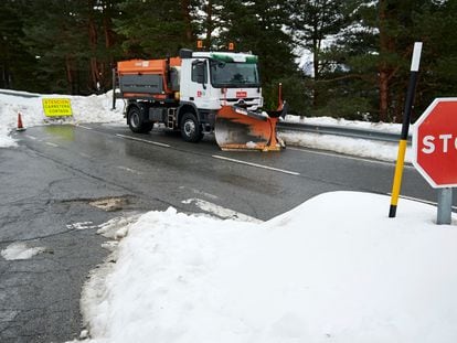 A snowplow working on the road between Belagua, Navarre, and France.