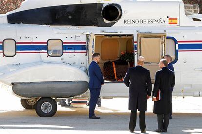 Franco’s casket is loaded onto the helicopter ready for transfer to the El Pardo-Mingorrubio cemetery.