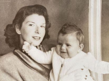 Gertrud Erdstein and her daughter in 1946.