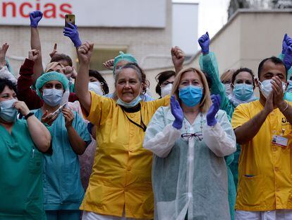A group of healthcare workers applauds during the Covid-19 pandemic in Madrid.