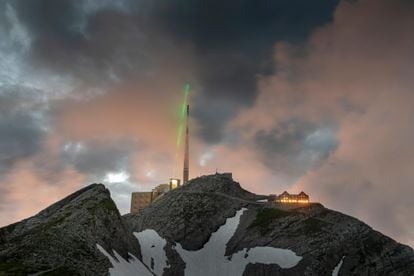 Simulation of the laser lightning rod at the summit of Säntis Mountain in northeastern Switzerland.