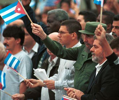 Fidel Castro speaks with Luiz Inácio Lula da Silva during a rally in Havana, Cuba, on November 27, 2000.