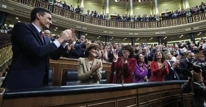 Spanish Prime Minister Pedro Sánchez celebrates the successful investiture bid on Tuesday in Congress.