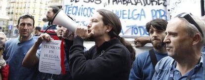 El líder de Podemos, Pablo Iglesias, durante una protesta de técnicos de Telefónica