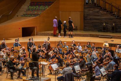 Gustavo Dudamel, en un momento del ensayo de 'Fidelio' el martes con la Orquesta Filarmónica de Los Ángeles y el Coro de Manos Blancas.